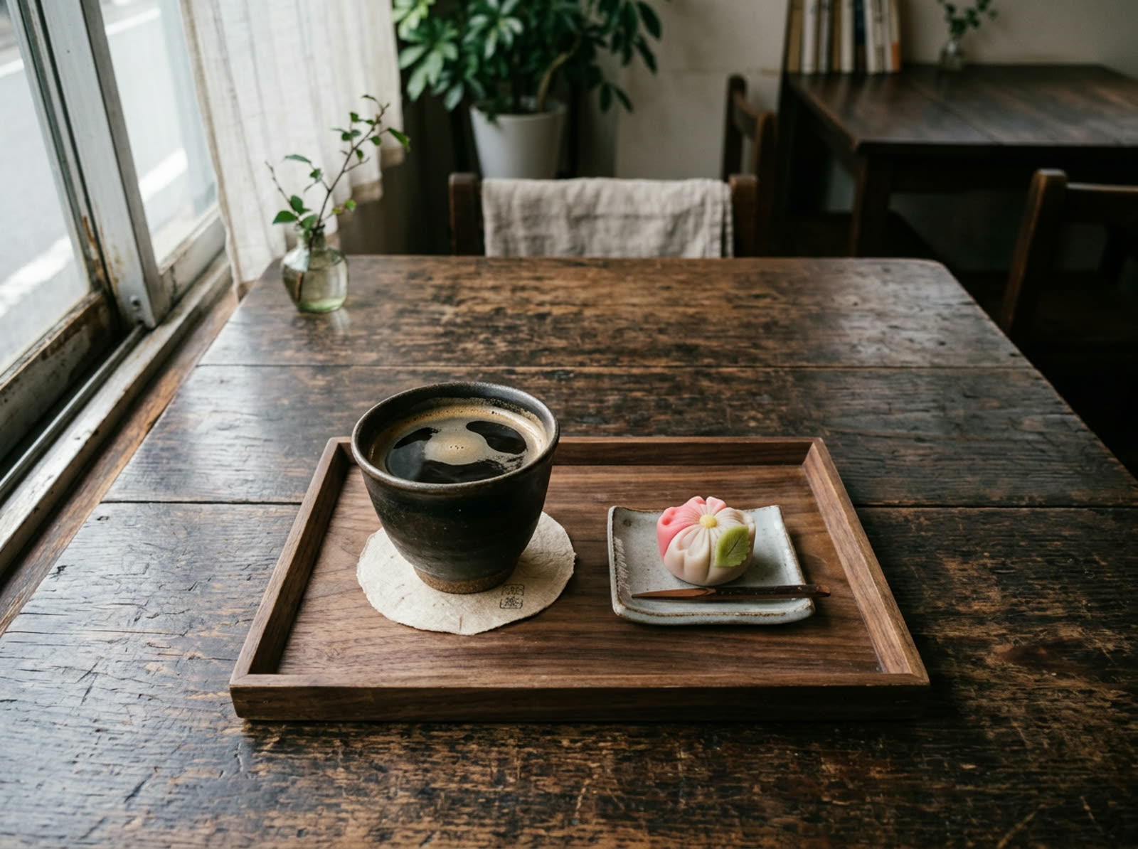 盆に載せた珈琲と、季節の和菓子